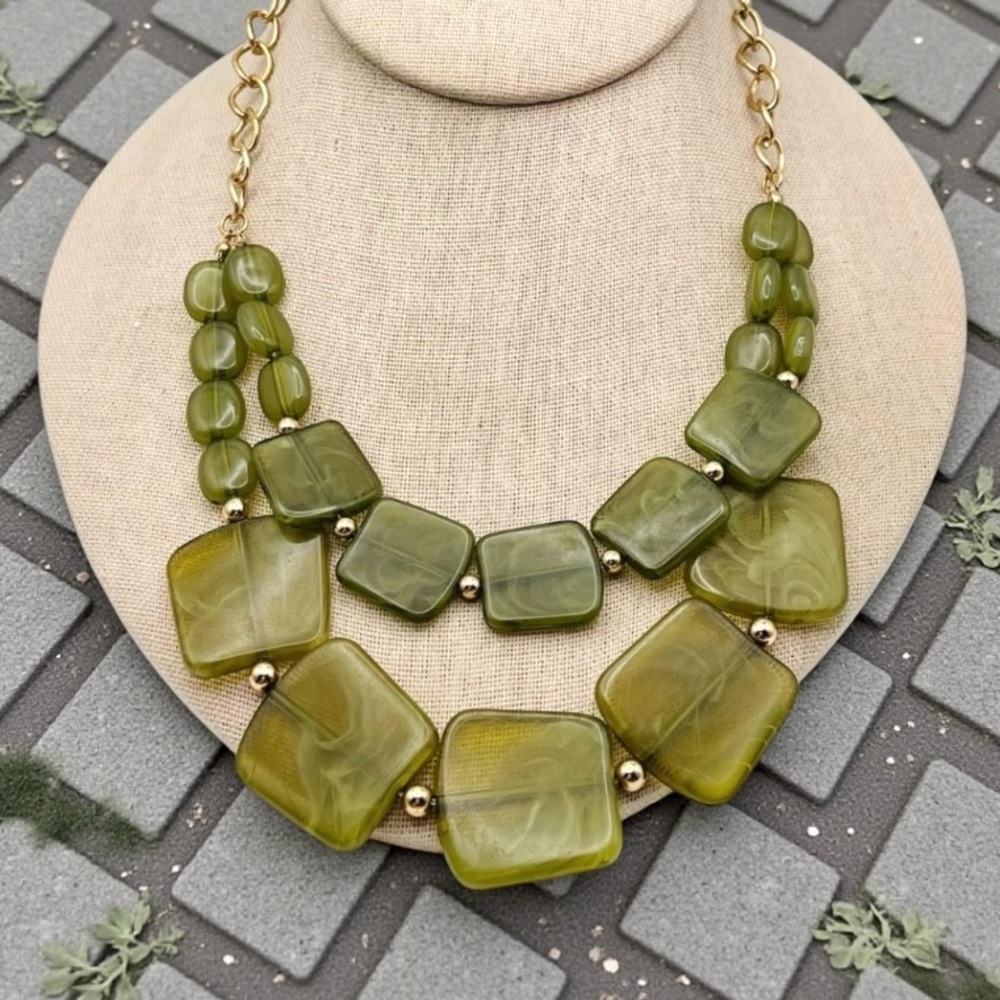 Fashionable C1946 Mottled Green Double Layer Necklace Stylish Statement Piece